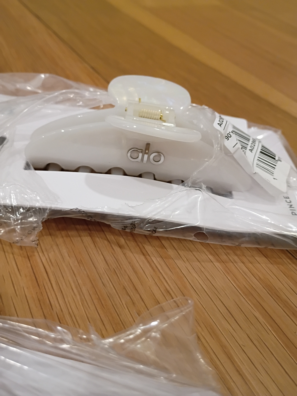 ALO Yoga White Oversized Claw Hair Clip